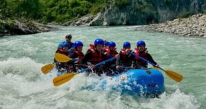 Lumi Vjosa, rritet interesi për rafting gjatë sezonit pranveror
