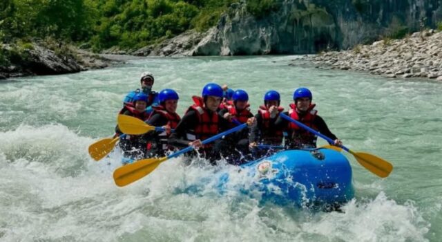 Lumi Vjosa, rritet interesi për rafting gjatë sezonit pranveror