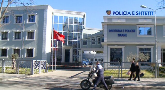 Shantazhuan për para 38-vjeçaren me foto e video intime, arrestohet i mituri, në kërkim bashkëpunëtori i tij