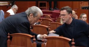 Pas replikave në foltore, Braçe i shkon Berishës në vendin ku qëndron në Kuvend. Çfarë po i tregon kreu i PD në tabletin e tij?