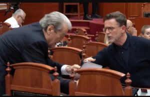 Pas replikave në foltore, Braçe i shkon Berishës në vendin ku qëndron në Kuvend. Çfarë po i tregon kreu i PD në tabletin e tij?