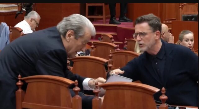 Pas replikave në foltore, Braçe i shkon Berishës në vendin ku qëndron në Kuvend. Çfarë po i tregon kreu i PD në tabletin e tij?