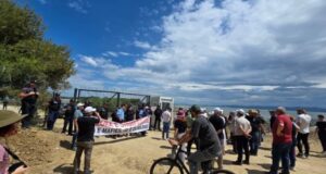 Rrethim dhe protestë. Çfarë po ndodh në Zvërnec?