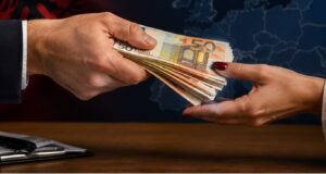 Shqiptarët “mjeshtër” të ryshfetit, renditen të dytët në Europë, në raport me popullsinë