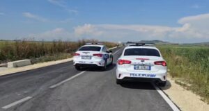 Fier, automjeti del nga rruga dhe përfundon në kanal, humb jetën 37-vjeçari (Emri)