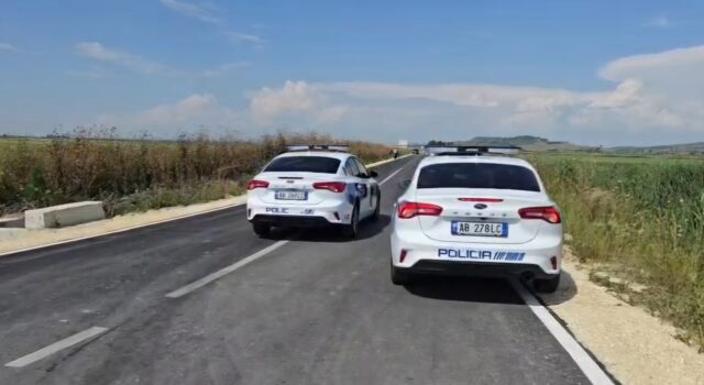 Fier, automjeti del nga rruga dhe përfundon në kanal, humb jetën 37-vjeçari (Emri)