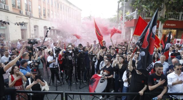 Protestë studentore në Tiranë në mbështetje të gjuhës shqipes në Maqedoninë e Veriut
