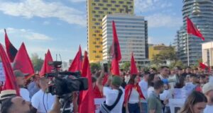 “Rama në burg, Berisha në burg”- Nis protesta për Zvërnecin, qytetarët i përgjigjen Ramës: Pa dorëheqje, s’ka dialog!