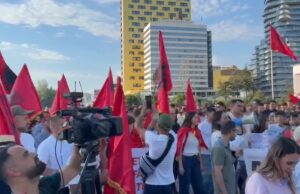 “Rama në burg, Berisha në burg”- Nis protesta për Zvërnecin, qytetarët i përgjigjen Ramës: Pa dorëheqje, s’ka dialog!
