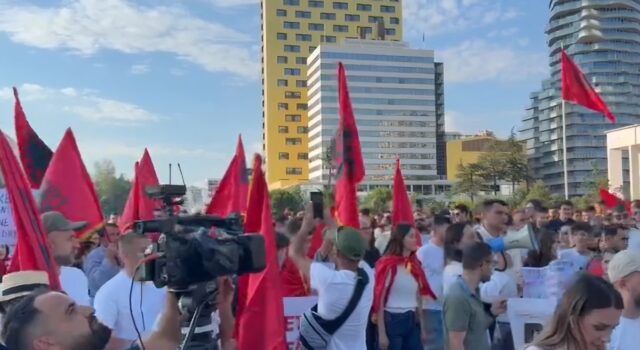 “Rama në burg, Berisha në burg”- Nis protesta për Zvërnecin, qytetarët i përgjigjen Ramës: Pa dorëheqje, s’ka dialog!