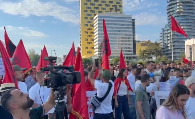 “Rama në burg, Berisha në burg”- Nis protesta për Zvërnecin, qytetarët i përgjigjen Ramës: Pa dorëheqje, s’ka dialog!