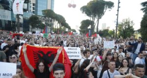 Protestuesit, ultimatum Ramës: Ke 24 orë kohë të tërhiqesh nga Zvërneci ose jep dorëheqjen