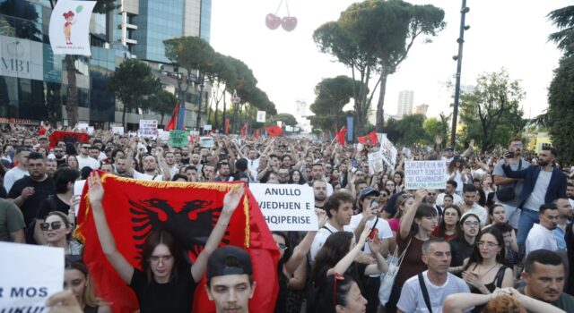 Protestuesit, ultimatum Ramës: Ke 24 orë kohë të tërhiqesh nga Zvërneci ose jep dorëheqjen