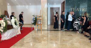 Lamtumira e fundit për Sotir Stefën: Homazhet në teatrin “Bylis” bashkojnë familjarë, miq e kolegë