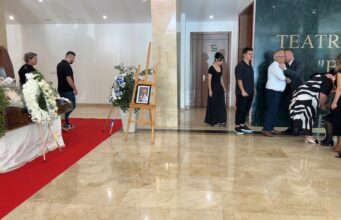 Lamtumira e fundit për Sotir Stefën: Homazhet në teatrin “Bylis” bashkojnë familjarë, miq e kolegë
