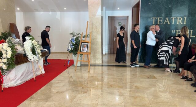 Lamtumira e fundit për Sotir Stefën: Homazhet në teatrin “Bylis” bashkojnë familjarë, miq e kolegë