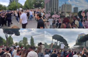 Protestuesit kundër projektit të Zvërnecit çajnë kordonin metalik dhe i drejtohen Kryeministrisë. Policia kundërpërgjigjet me ujëhedhëse