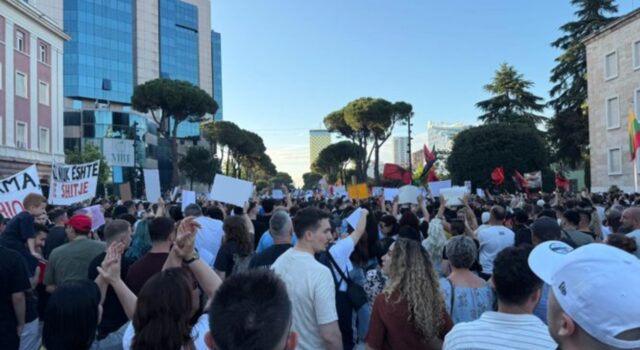 Dita e pestë e protestës, lëvizja qytetare del me 5 kërkesa para Kryeministrisë: Dorëheqje e Qeverisë dhe anulimi i Zvërnecit