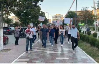 Protestë edhe në Fier kundër projektit të Zvërnecit
