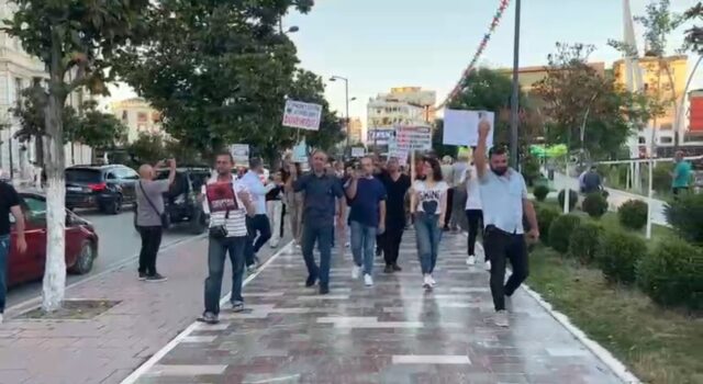 Protestë edhe në Fier kundër projektit të Zvërnecit