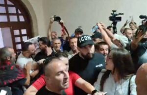 Tensione te ‘Politekniku’/ Përplasje fizike mes protestuesve dhe rojeve të universitetit