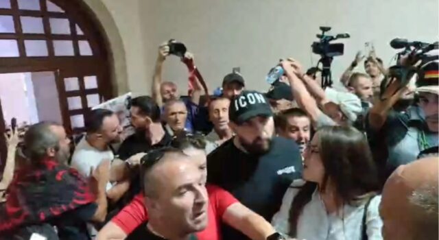 Tensione te ‘Politekniku’/ Përplasje fizike mes protestuesve dhe rojeve të universitetit