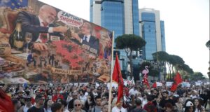 Tirana 3 ditë nën pushtetin e protestave, sot tubimi i radhës: Të dorëhiqet Qeveria! Rama dhe Berisha në burg!