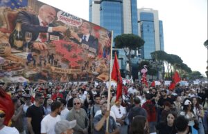 Tirana 3 ditë nën pushtetin e protestave, sot tubimi i radhës: Të dorëhiqet Qeveria! Rama dhe Berisha në burg!