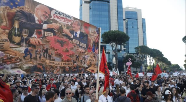 Tirana 3 ditë nën pushtetin e protestave, sot tubimi i radhës: Të dorëhiqet Qeveria! Rama dhe Berisha në burg!