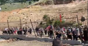 Përplasje në Rrjoll, banorët rrëzojnë gardhin rrethues metalik dhe bllokojnë mjetet e rënda të punës