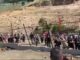 Përplasje në Rrjoll, banorët rrëzojnë gardhin rrethues metalik dhe bllokojnë mjetet e rënda të punës