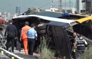 Aksident tragjik në autostradën Tiranë-Durrës, 2 të vdekur dhe 14 të plagosur, një fëmijë në gjendje të rëndë