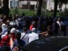 Protestuesit përplasen me policinë para Kuvendit, gjashtë të shoqëruar