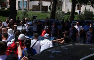 Protestuesit përplasen me policinë para Kuvendit, gjashtë të shoqëruar