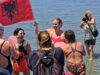 Me flamurin shqiptar në dorë, Eva Buzo me not nga Radhima në Zvërnec, i bashkohet protestës kundër resortit
