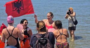 Me flamurin shqiptar në dorë, Eva Buzo me not nga Radhima në Zvërnec, i bashkohet protestës kundër resortit