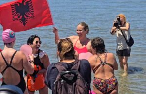 Me flamurin shqiptar në dorë, Eva Buzo me not nga Radhima në Zvërnec, i bashkohet protestës kundër resortit