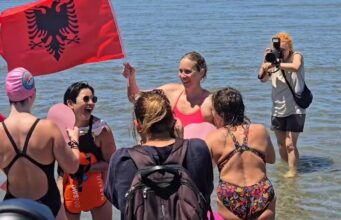 Me flamurin shqiptar në dorë, Eva Buzo me not nga Radhima në Zvërnec, i bashkohet protestës kundër resortit