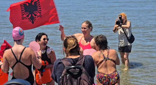 Me flamurin shqiptar në dorë, Eva Buzo me not nga Radhima në Zvërnec, i bashkohet protestës kundër resortit