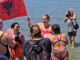 Me flamurin shqiptar në dorë, Eva Buzo me not nga Radhima në Zvërnec, i bashkohet protestës kundër resortit