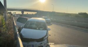 Aksident në bypassin e Fierit, makina përplaset me barrierat mbrojtëse