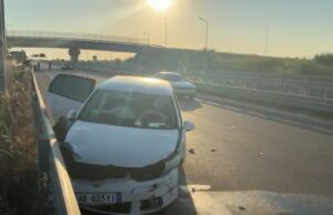 Aksident në bypassin e Fierit, makina përplaset me barrierat mbrojtëse