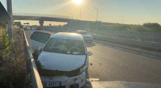 Aksident në bypassin e Fierit, makina përplaset me barrierat mbrojtëse