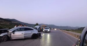Aksident në aksin Levan-Tepelenë, përplasen dy mjete pranë fshatit Varibob