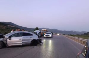 Aksident në aksin Levan-Tepelenë, përplasen dy mjete pranë fshatit Varibob