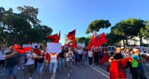 Qytetarët nisin protestën e gjashtë/ Nga sheshi “Skënderbej” drejt Kryeministrisë, starton tubimi