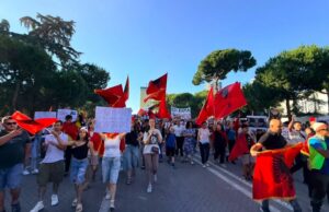 Qytetarët nisin protestën e gjashtë/ Nga sheshi “Skënderbej” drejt Kryeministrisë, starton tubimi