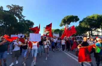 Qytetarët nisin protestën e gjashtë/ Nga sheshi “Skënderbej” drejt Kryeministrisë, starton tubimi