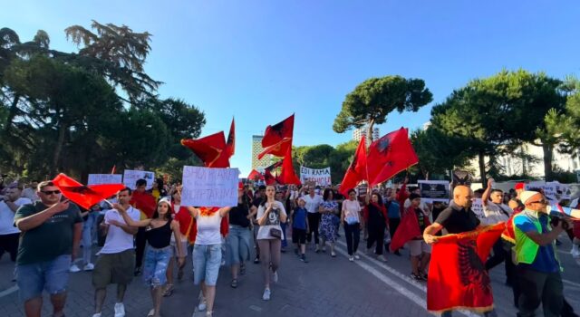 Qytetarët nisin protestën e gjashtë/ Nga sheshi “Skënderbej” drejt Kryeministrisë, starton tubimi