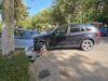 BMW humb kontrollin në unazën e Fierit, përplaset me dy makina të parkuara, plagoset drejtuesi
